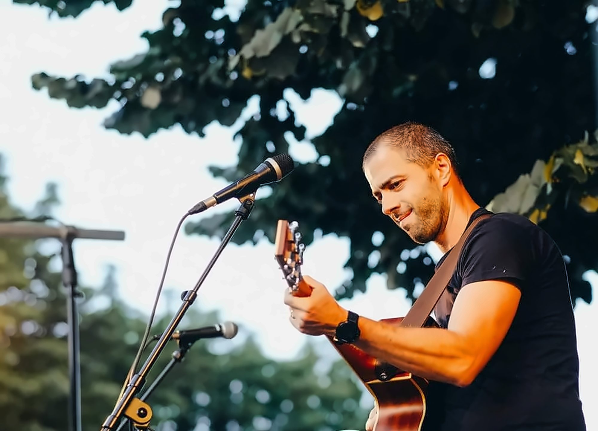 Ruben Lísias a tocar guitarra acústica na Noite do Infante