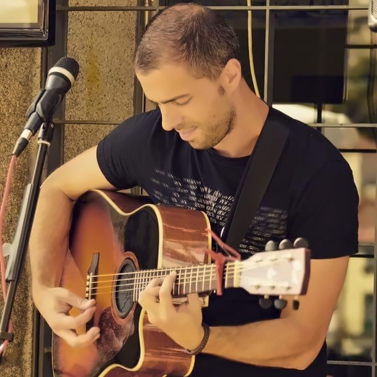Ruben Lísias a tocar guitarra acústica
